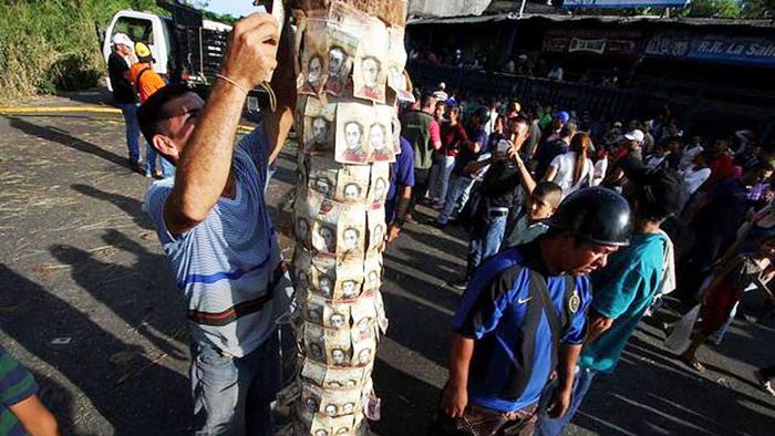 Mata uang Venezuela tak berharga.