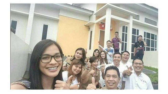 Puteri Indonesia Kezia berfoto di rumah hadiah pemerintaH Sulut