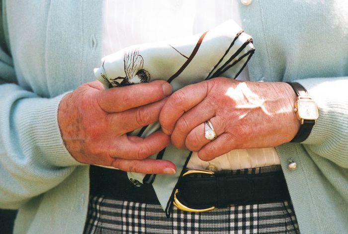 Cincin pertunangan ini selalu dikenakan Ratu Elizabeth II