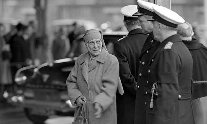 Princess Alice of Battenberg, atau Puteri Alice (mengenakan tutup kepala), ibu dari Pangeran Philip