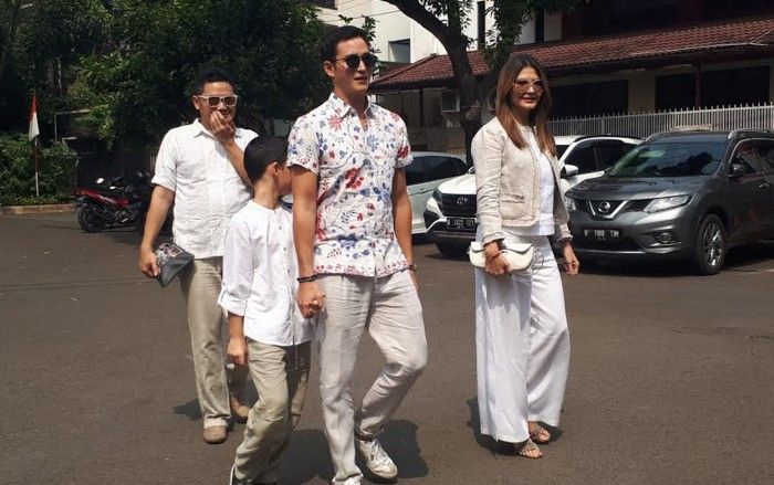 Mike Lewsi bersama Tamara Blezynski dan anaknya di Mesjid Al Ihsan Kebayoran Baru, Jakarta Selatan,
