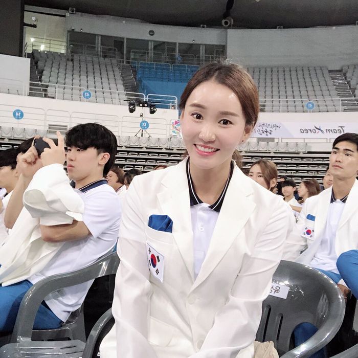 Glowing banget ya kulit Jung Hyelim