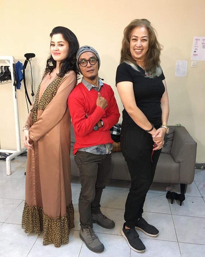 Irvina merupakan mantan model yang punya tinggi semampai