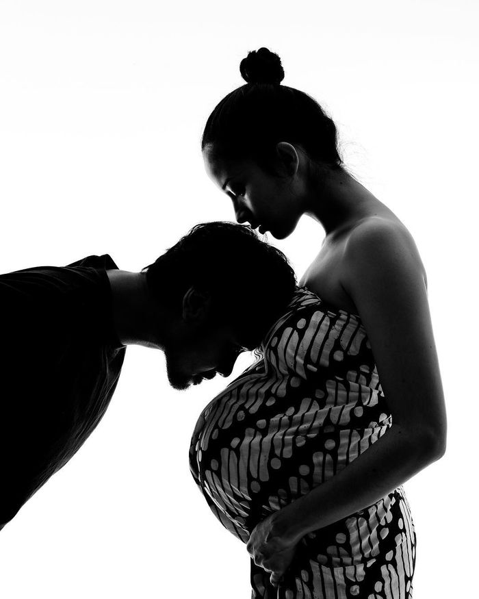Chicco Jerikho dan Putri Marino saat melakukan maternity photoshoot.