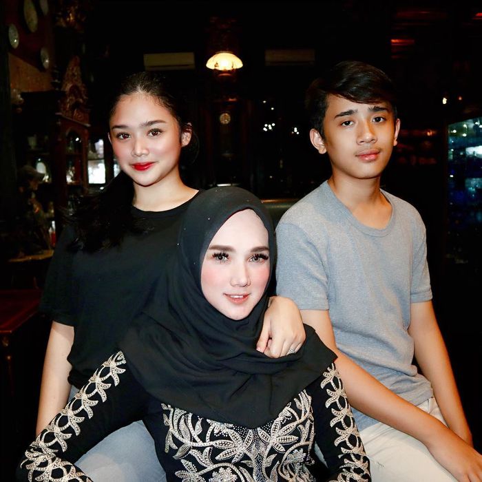 Mulan Jameela bersama kedua anaknya dari pernikahan pertamanya.