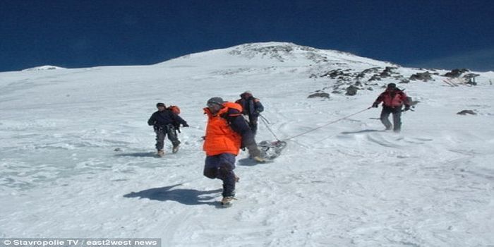 Mayat Elena diturunkan dari atas Gunung Elbrus