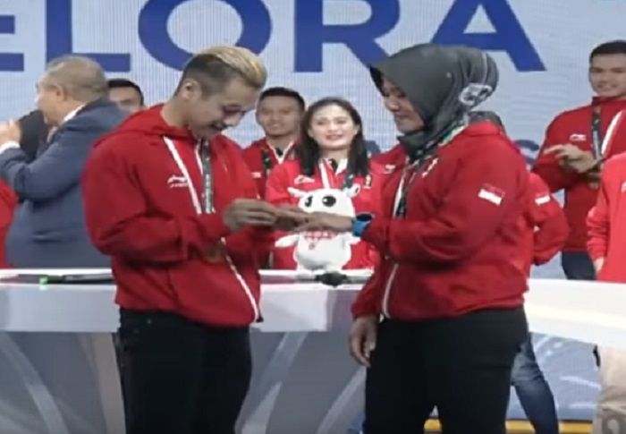 Hanifan memakaikan cincin pada jari manis Pipiet