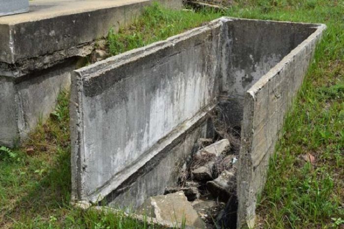 Makam ambrol