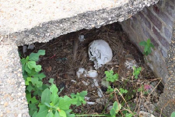 Di dalam makam dipenuhi sampah