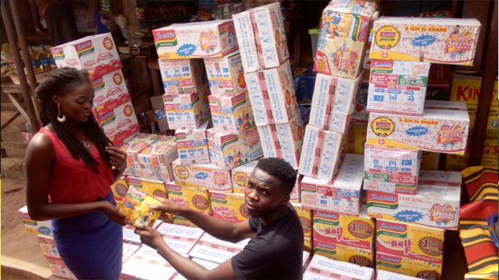 Pria melamar kekasihnya dengan Indomie