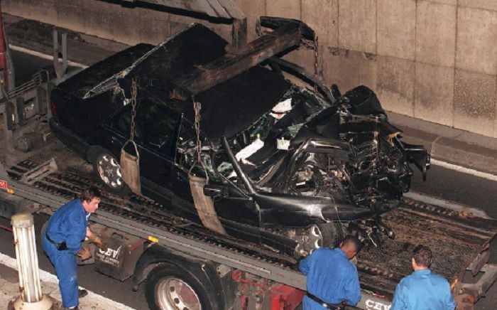Kerangka Mercedes yang hancur dibersihkan dari tempat kecelakaan di Paris 1997