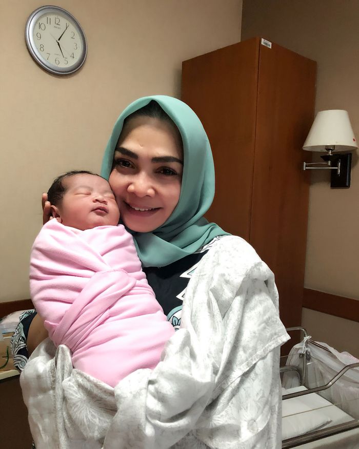 Rieta Amilia dan cucu keduanya, anak Caca Tengker