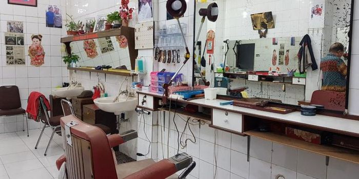 kios pangkas rambut Ko Tang