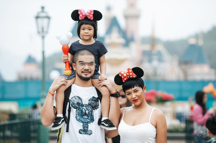 Dira Sugandi dan keluarga di Disneyland, Hongkong IG 