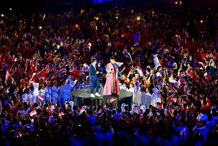 Para atlet berkumpul di closing ceremony