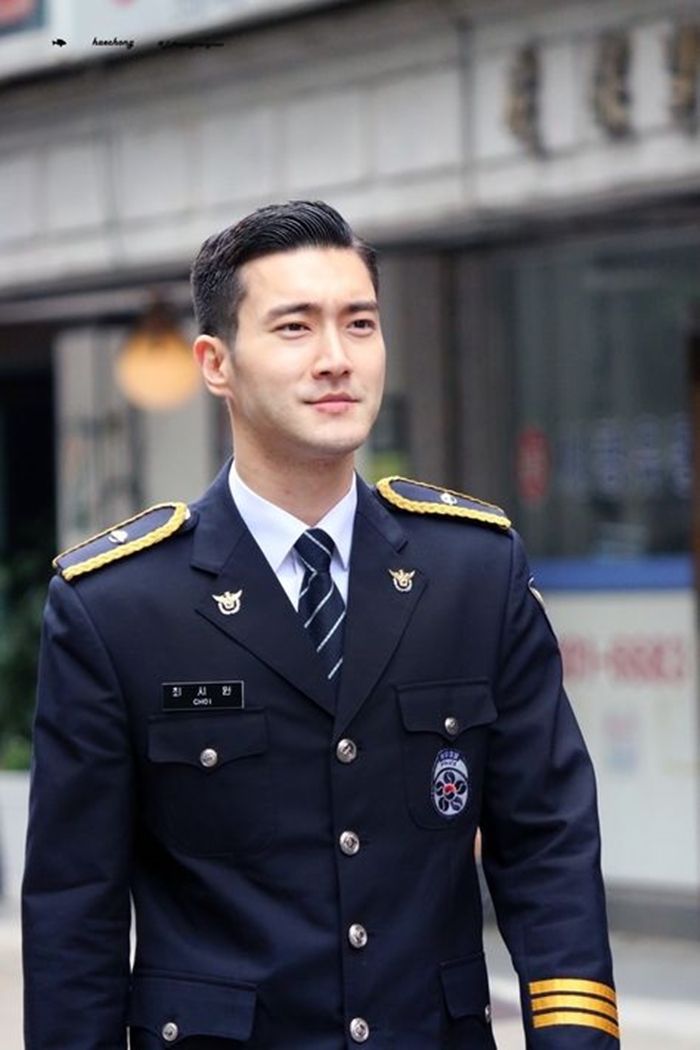 Choi Siwon jadi polisi saat wamil.
