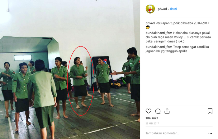 Aprilia Manganang saat mengenakan rok