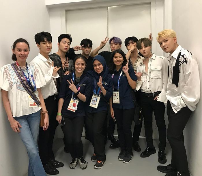 Tim Asian Games 2018 berfoto dengan iKON