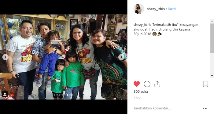 Foto bersama Shezy Idris dan suami di ulang tahun putra mereka
