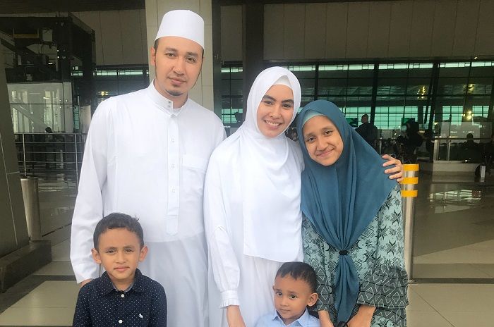 Kartika Putri foto bareng Habib Usman dan anak-anaknya. (Instagram/syarifahsyahratusalwa)