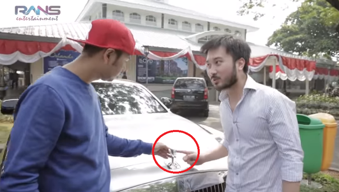 Patung kecil simbol di mobil Rolls Royce milik Raffi Ahmad yang seharga dengan mobil baru