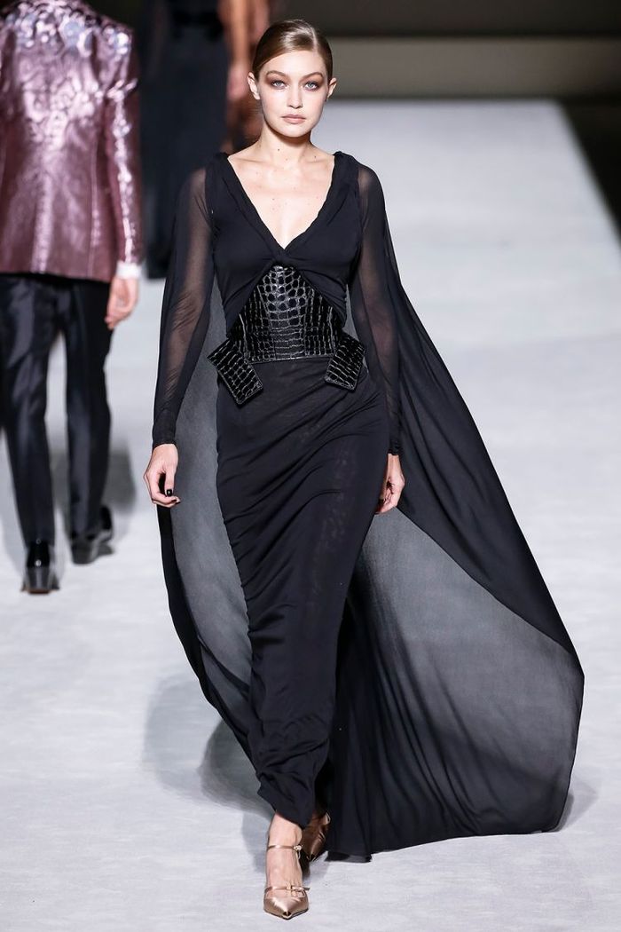 Penampilan Gigi Hadid menutup peragaan busana Tom Ford Hari pertama New York Fashion Week
