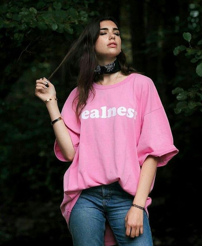 Dua Lipa letter t-shirt + jeans