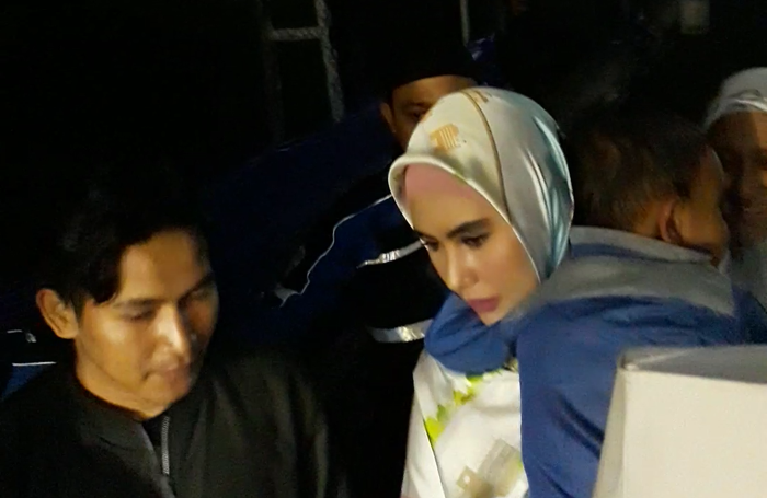 Kartika Putri Saat bersembunyi di dalam mobil ketika antar sang suami majelis