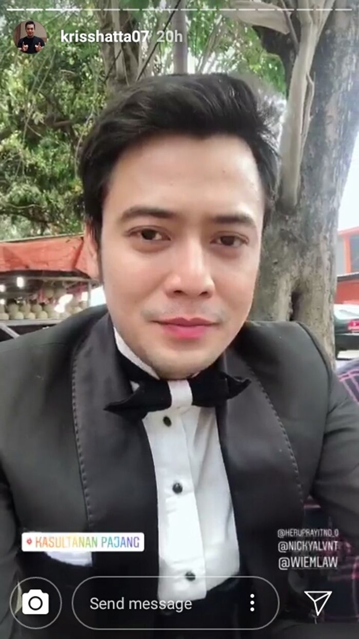 Kris Hatta memberi semangat lawyer-nya.