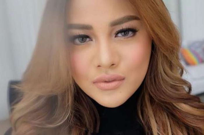 Aurel yang full make up