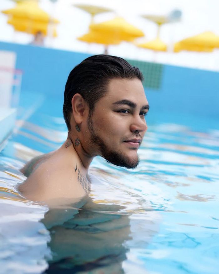 Ivan Gunawan yang mencoba mengedit dagu lancip