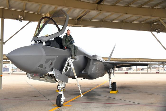 Gina ‘Torch’ Sabric berpose dengan pesawat siluman F-35.