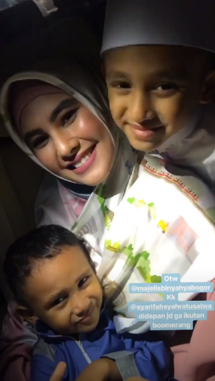 Kartika Putri bersama anak Habib Usman. (Instagram KartikaPutri)