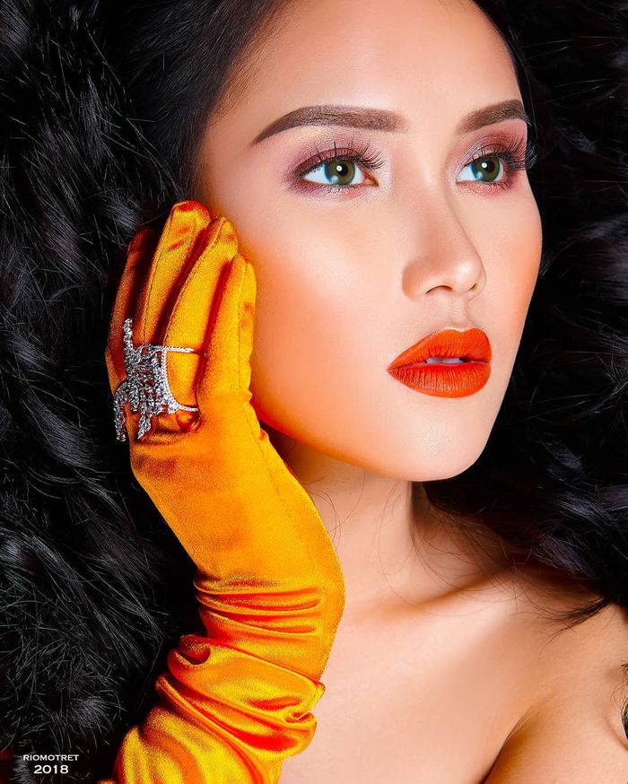 Beauty photoshoot Ayu Ting Ting dengan riasan bold