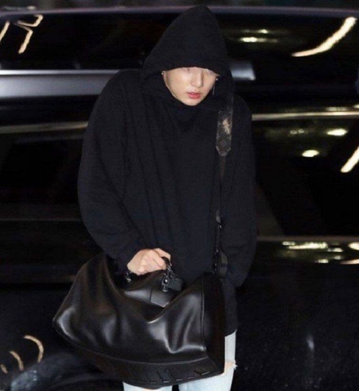 Tas hitam hadiah dari Jimin untuk <a href='https://jakarta.tribunnews.com/tag/jungkook' title='Jungkook'>Jungkook</a> <a href='https://jakarta.tribunnews.com/tag/bts' title='BTS'>BTS</a>.