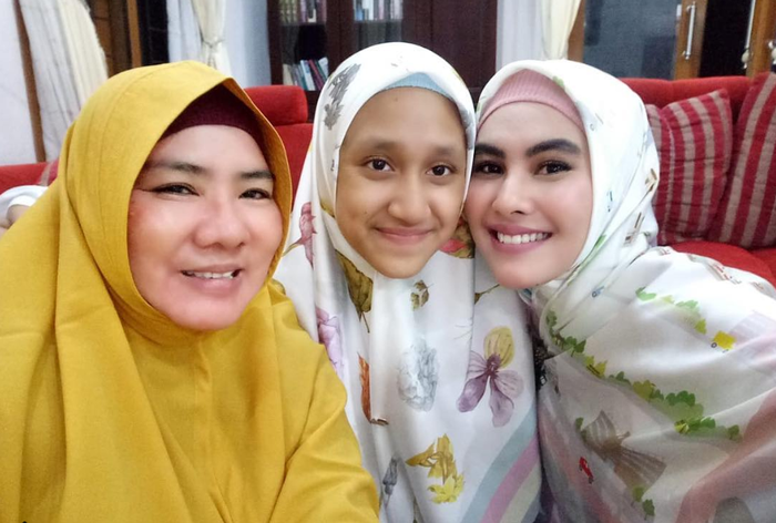 Kartika Putri bersama keluarga Habib Usman.(Instagram Syarifah Ratu Salwa)