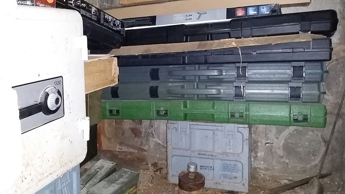 Tumpukkan kotak berisi senapan api laras panjang