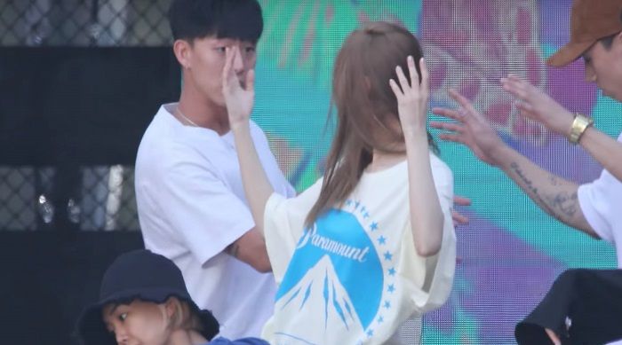 Sunmi diselamatkan oleh backup dancernya.