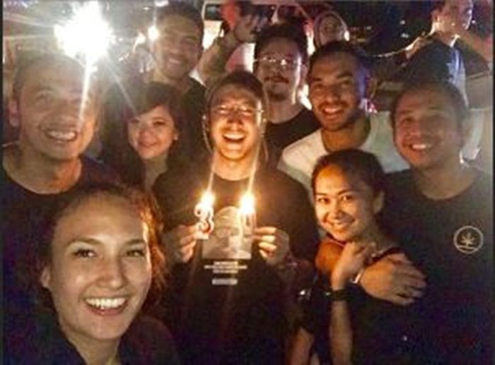 Nadine Chandrawinata dan Dimas Anggara bersama rekan-rekannya.