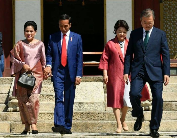 Iriana Jokowi tampil dengan baju kurung