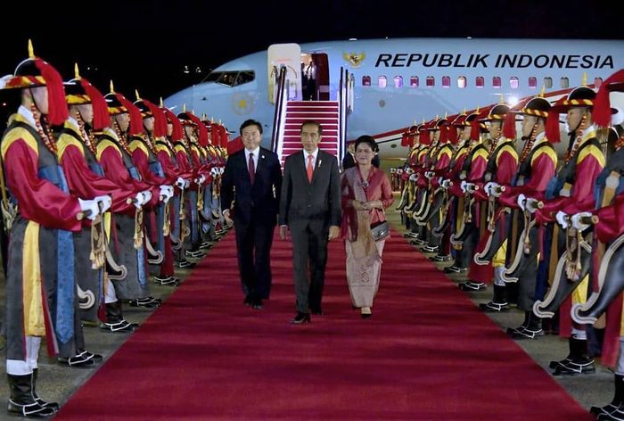 Penampilan Iriana Jokowi saat tiba di Korea Selatan