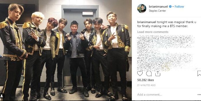 Rich Brian berfoto bersama dengan BTS