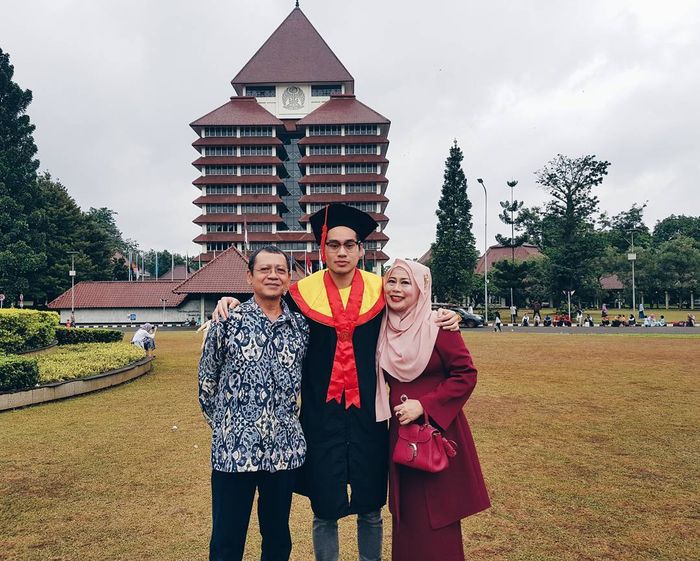Dikabarkan Segera Menikah, Seperti Ini Sosok Tampan Anak Dewi Yull