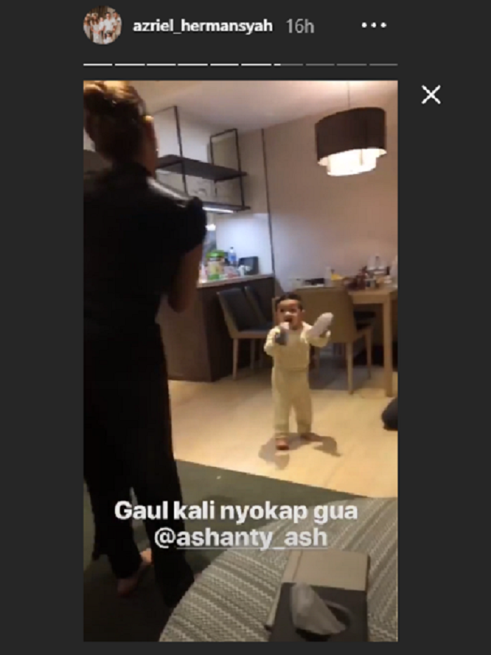 Azriel iseng merekam ibundanya yang berjoget