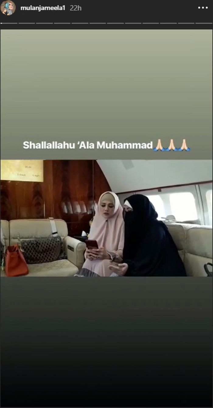 Mulan dan Pipik saat di dalam jet pribadi