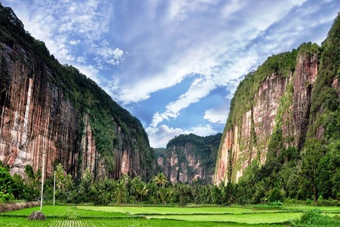 Panjat Tebing di Lembah Harau, Sumatera Barat