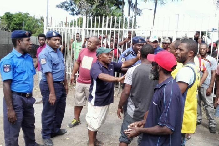 Polisi menenangkan massa yang marah di Port Moresby.