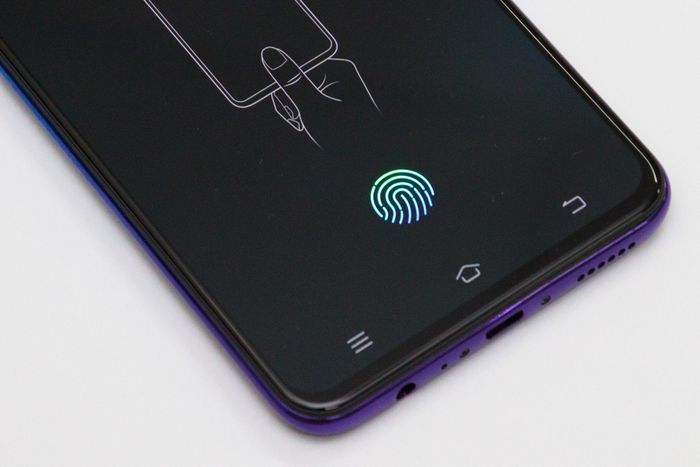 Vivo V11 Pro menggunakan sensor sidik jari yang terletak di bawah permukaan layar.