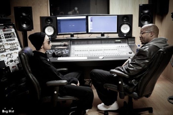 Rap Monster (kiri) bersama legenda hip-hop Warren G (kanan)
