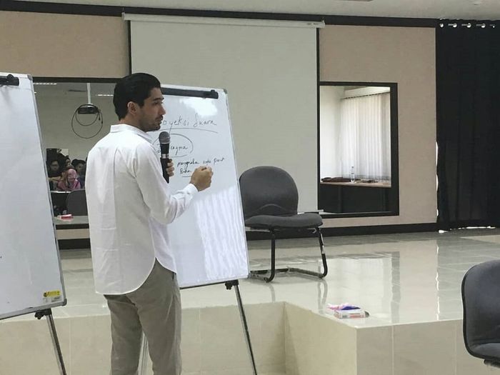 terlihat reza Rahadian sedang mengajar di depan mahasiswa Universitas Indonesia